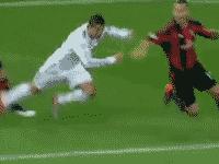 c罗搞笑名场面打裁判,c罗爆笑进球