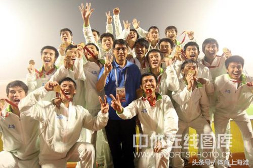 尊师重道！张琳芃武磊等东亚系国脚明天将赴崇明看望恩师根宝