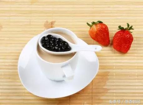 珍珠奶茶的珍珠是什么原材料做的,珍珠奶茶里面的珍珠是什么原料的