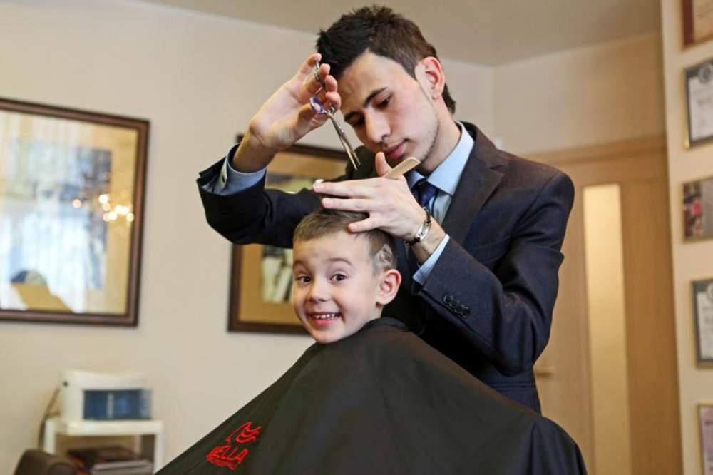 宝宝头发少应该多剃头吗,宝宝头发少剃短头发能增多吗