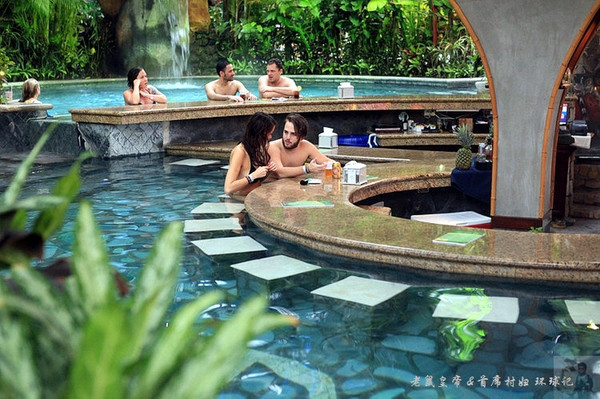 泡温泉享用的过程,泡完温泉吃自助餐