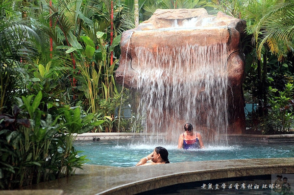 泡温泉享用的过程,泡完温泉吃自助餐