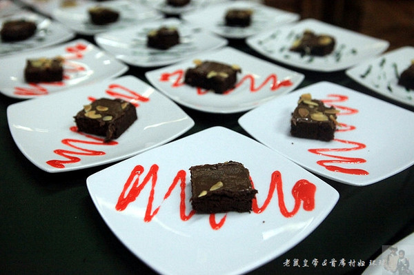 泡温泉享用的过程,泡完温泉吃自助餐