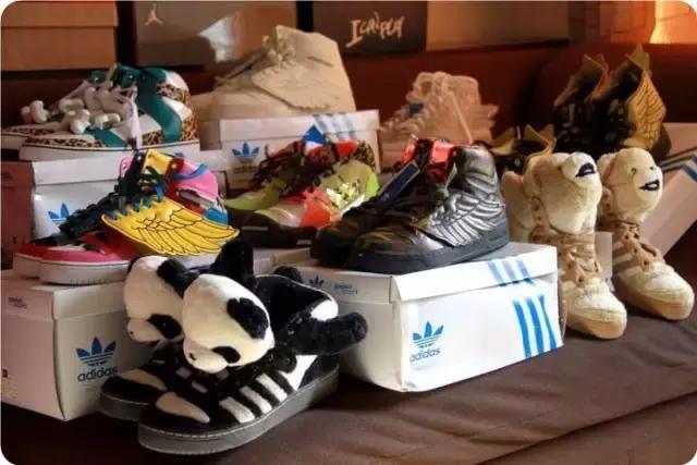 球鞋收藏内幕：黑人带刀排队，插队者死