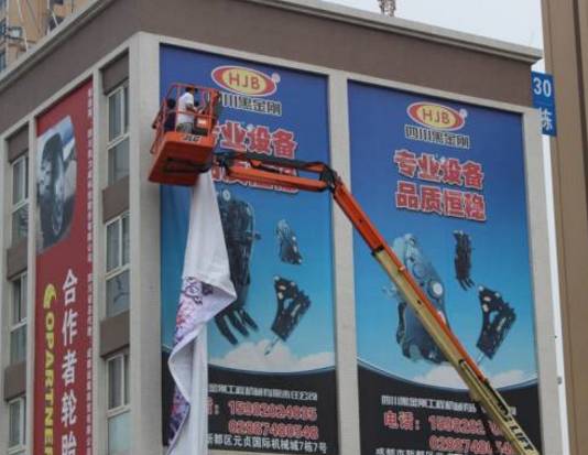 这些广告牌安装方式惊吓指数爆表！