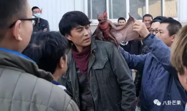 要被靳东的角色蒙蔽了双眼，他本人只有四岁，不能再多！