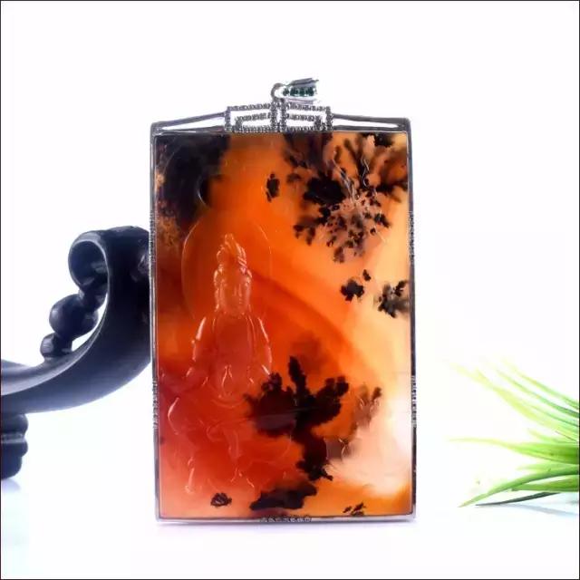 把玩在手心上的国色，黄龙玉的玩赏。爱不释手的玉兰！