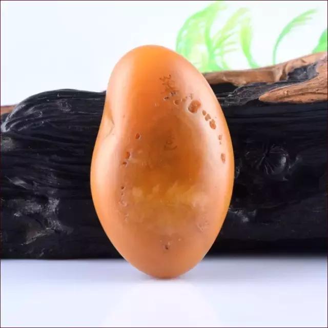 把玩在手心上的国色，黄龙玉的玩赏。爱不释手的玉兰！