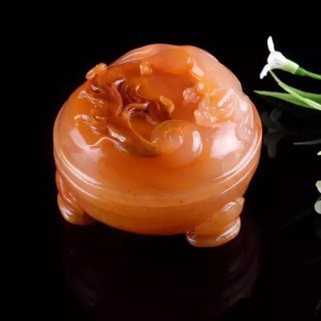 把玩在手心上的国色，黄龙玉的玩赏。爱不释手的玉兰！