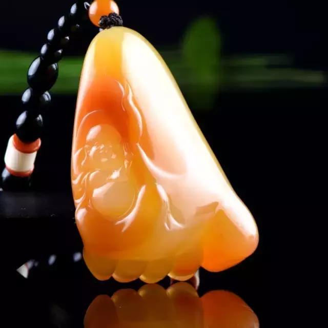 把玩在手心上的国色，黄龙玉的玩赏。爱不释手的玉兰！