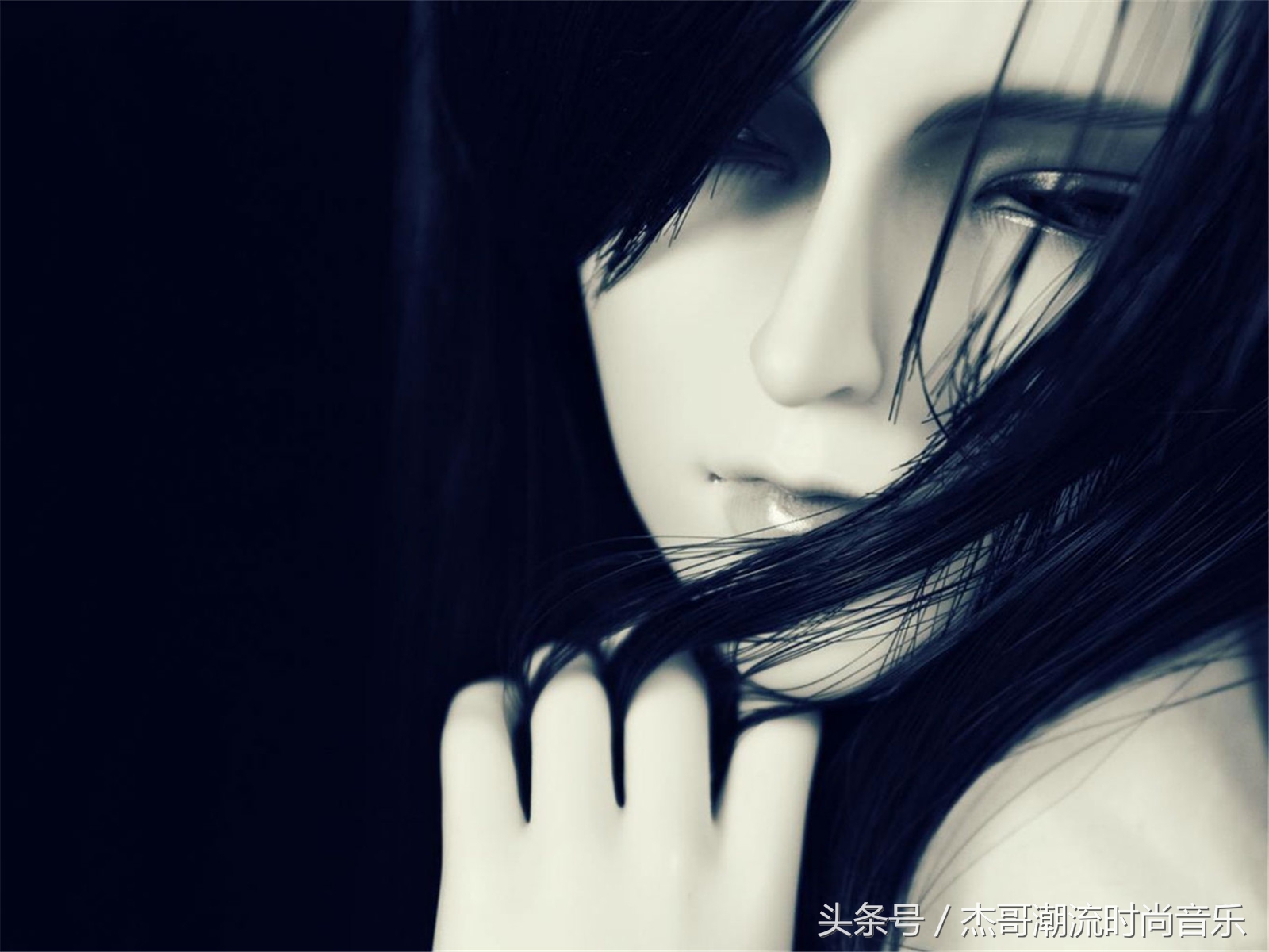 半夜，当你梳头的时候会看到你看不到的东西