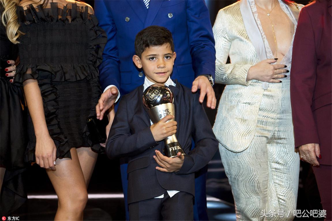 国际足联颁奖典礼c罗照片,2017国际足联颁奖典礼c罗与姆巴佩