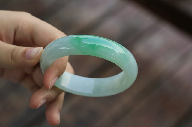 翡翠手镯和玉镯哪个好,玉镯和翡翠手镯有什么区别