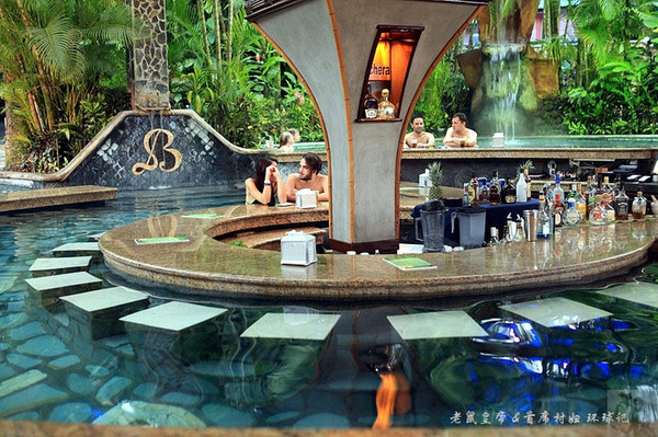 泡温泉享用的过程,泡完温泉吃自助餐