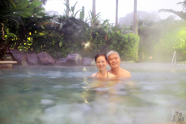 泡温泉享用的过程,泡完温泉吃自助餐