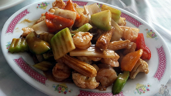 泡温泉享用的过程,泡完温泉吃自助餐