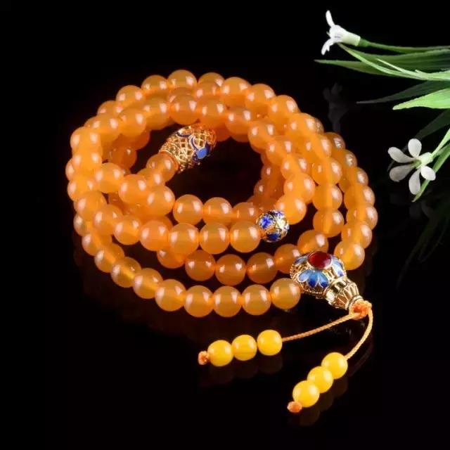 把玩在手心上的国色，黄龙玉的玩赏。爱不释手的玉兰！