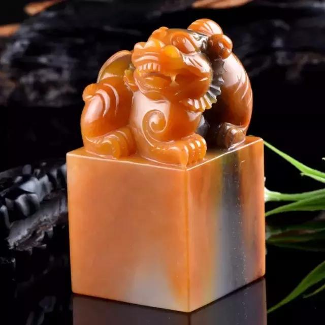 把玩在手心上的国色，黄龙玉的玩赏。爱不释手的玉兰！