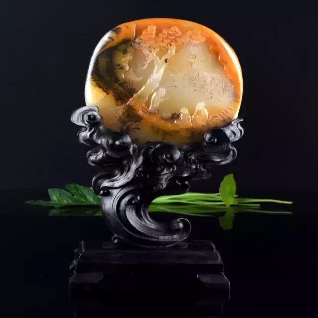 把玩在手心上的国色，黄龙玉的玩赏。爱不释手的玉兰！