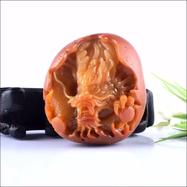 把玩在手心上的国色，黄龙玉的玩赏。爱不释手的玉兰！