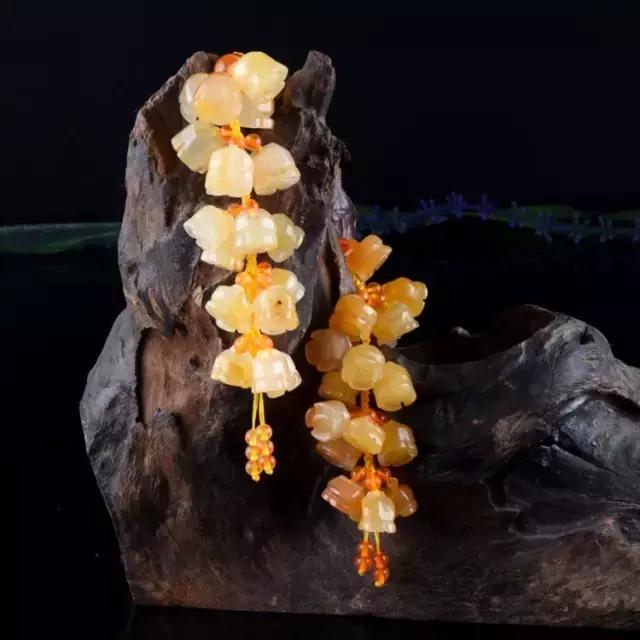 把玩在手心上的国色，黄龙玉的玩赏。爱不释手的玉兰！