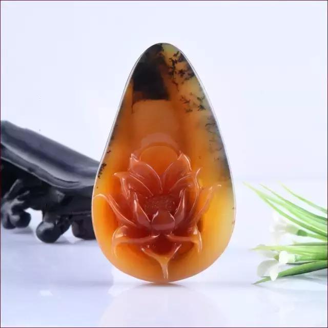 把玩在手心上的国色，黄龙玉的玩赏。爱不释手的玉兰！