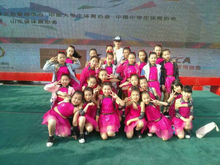 小学足球啦啦操完整版,实验小学足球队啦啦操