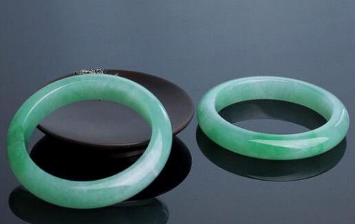 翡翠手镯和玉镯哪个好,玉镯和翡翠手镯有什么区别