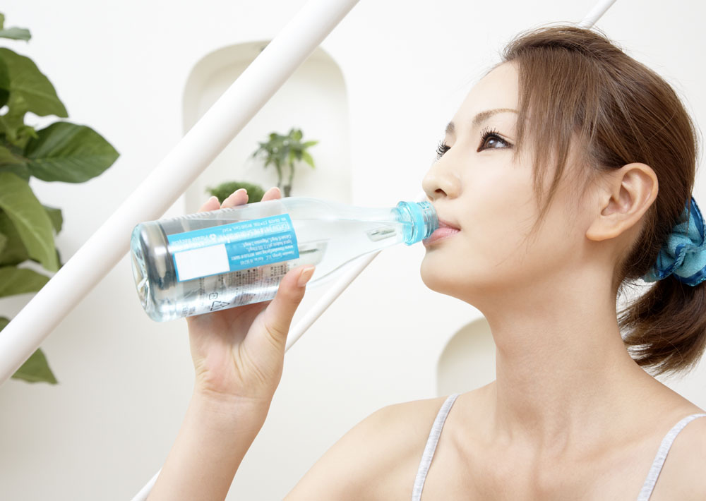 早上第一杯水是喝白水还是淡盐水,早晨起床第一杯水怎么喝才健康