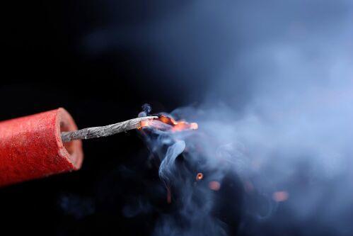 淄博一高考生初五放鞭炮眼球被炸裂，恐难保存视力！