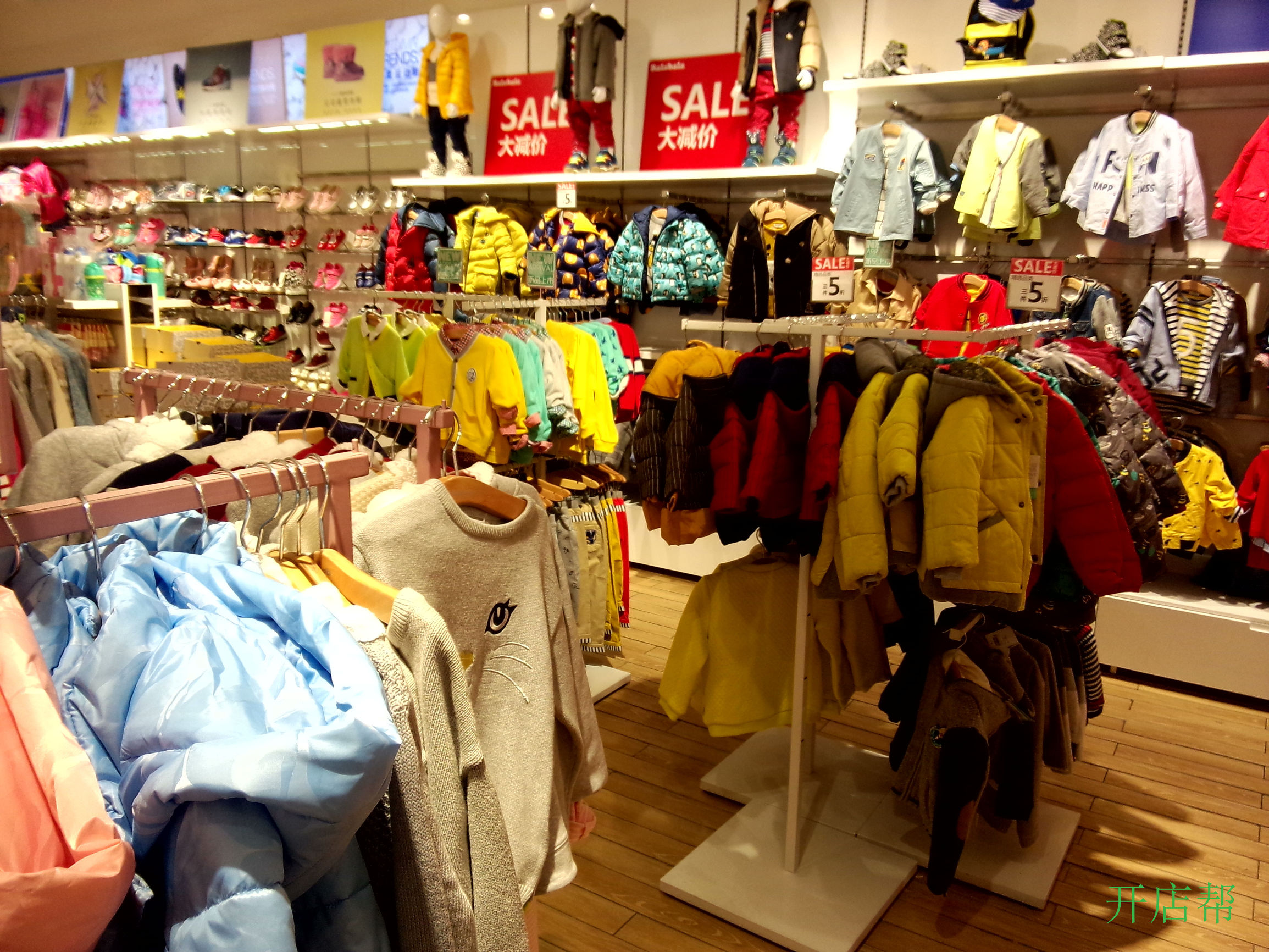 巴拉巴拉童装加盟赚钱吗,加盟巴拉巴拉童装一年能挣多少钱