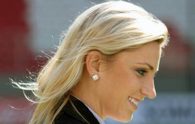 这些美女一登场，整个球场的人都暂停看球了