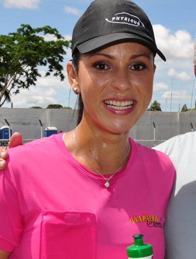 这些美女一登场，整个球场的人都暂停看球了