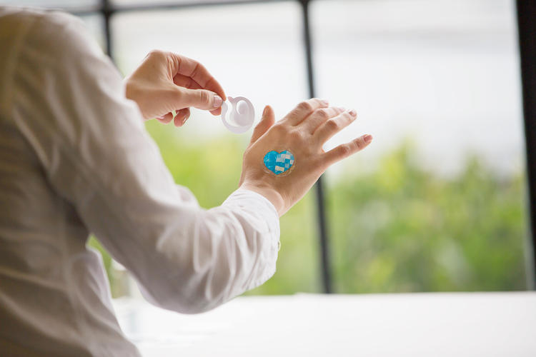 可以测量光照的智能贴片，美妆巨头欧莱雅要转型科技公司？