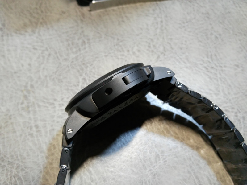 “午夜幽灵”沛纳海PAM00438，全系列唯一表壳表带全陶瓷