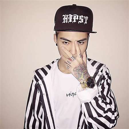 做服装生意年入百万,00后小伙创业做服装