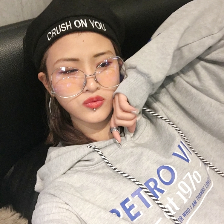 韩剧穿搭秋冬大衣卫衣,韩剧连帽拉链卫衣搭配裤子