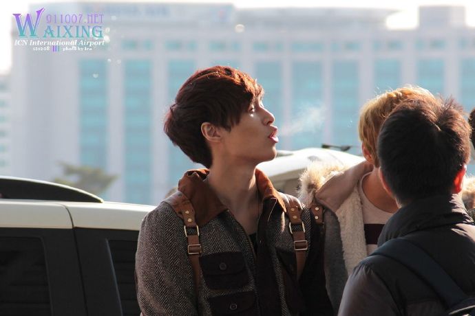 张艺兴这个中二少年，一个人在那玩哈气玩得不亦乐乎，苏死人了！