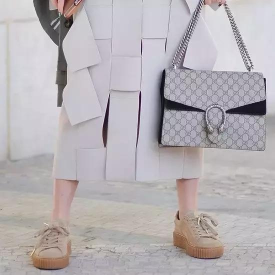 杨幂小金珠手链,杨幂小贝壳黑裙