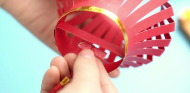 一张纸就能做好灯笼很简单的,用彩纸做灯笼的最简单方法