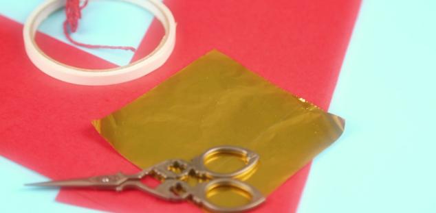 一张纸就能做好灯笼很简单的,用彩纸做灯笼的最简单方法