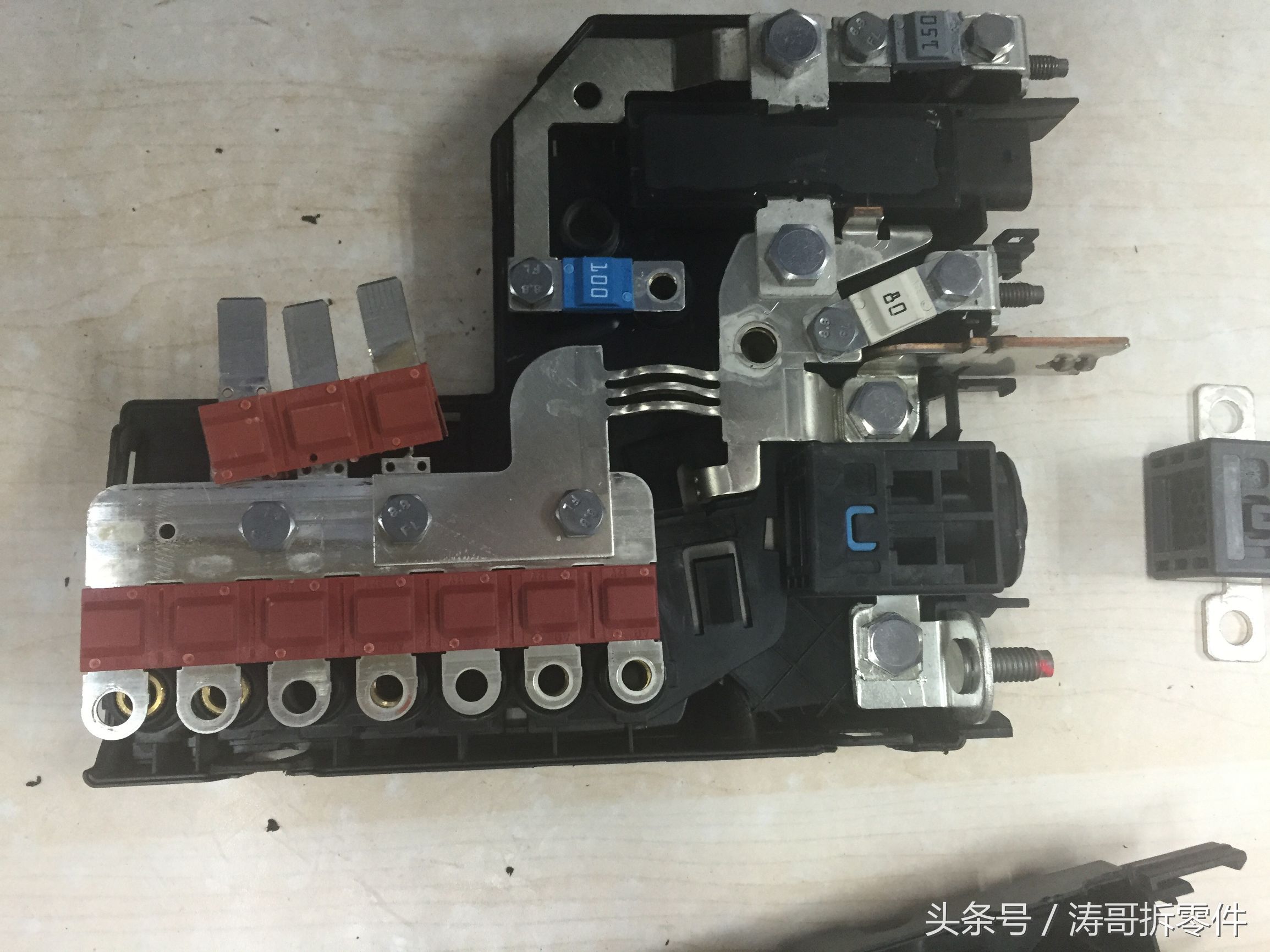 奔驰断电复位教程,奔驰A200玻璃开关怎么拆