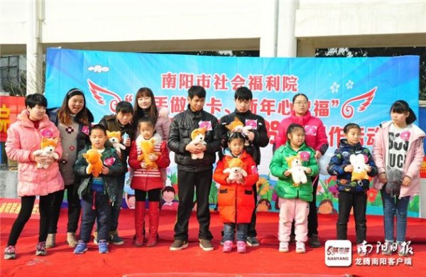 南阳：小手做出爱心卡新年感恩表祝福