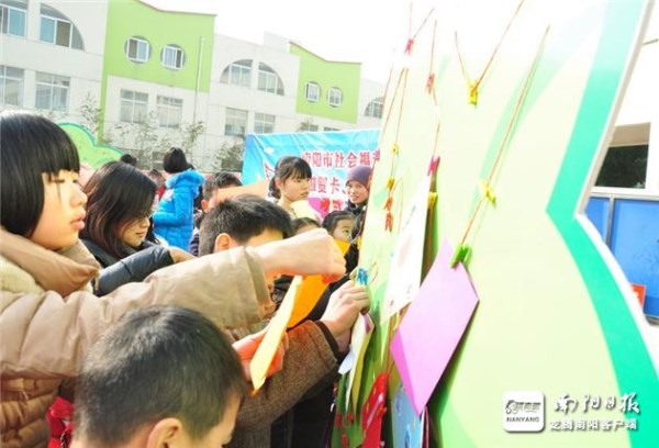 南阳：小手做出爱心卡新年感恩表祝福