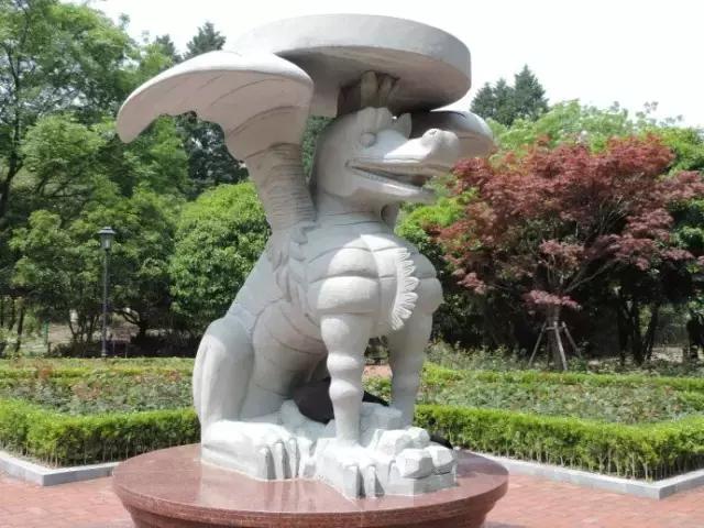 中山公园一进门是什么,中山公园怎么静悄悄的