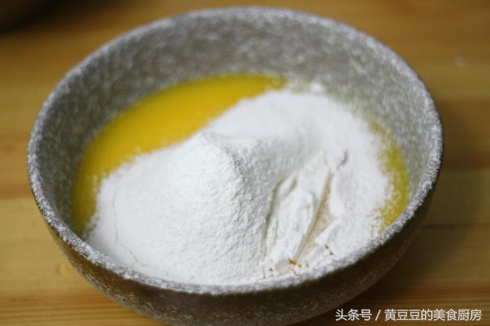 自己制作生日蛋糕最简单的方法,简单的自制生日蛋糕的做法