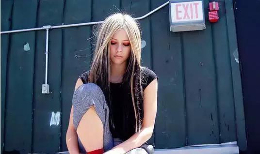 艾薇儿谈及病情,19岁艾薇儿近照