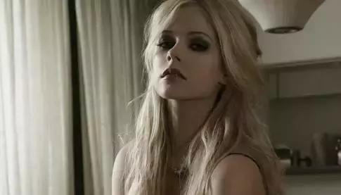 艾薇儿谈及病情,19岁艾薇儿近照