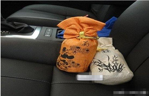 女司机总感觉车里有异味,女司机车内传来阵阵臭味