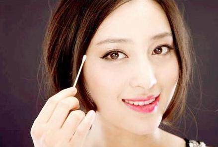 脸上最近一直长脂肪粒怎么办,脸上反反复复长脂肪粒怎么消除